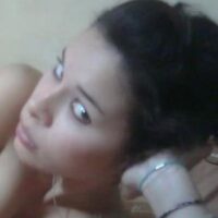 Femme brune allongée à Rennes cherchant un plan cul simple et respectueux