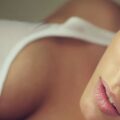 Gros plan sexy de lèvres et poitrine d’une femme à Fougères en recherche d’un plan Q direct